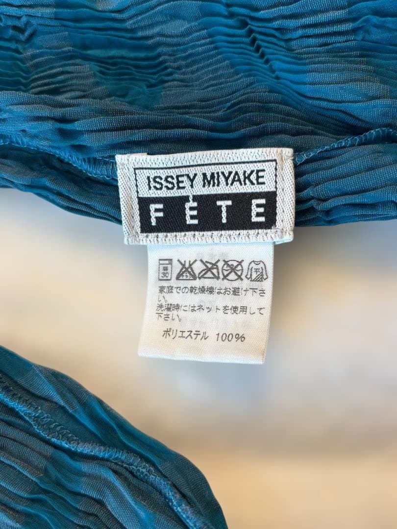 ISSEYMIYAKE FETE pleated top ブルードット模様