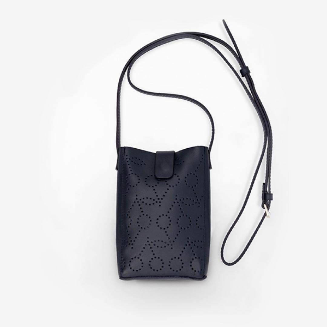 【美品】ボンポワン 黒 穴あきデザインポシェット