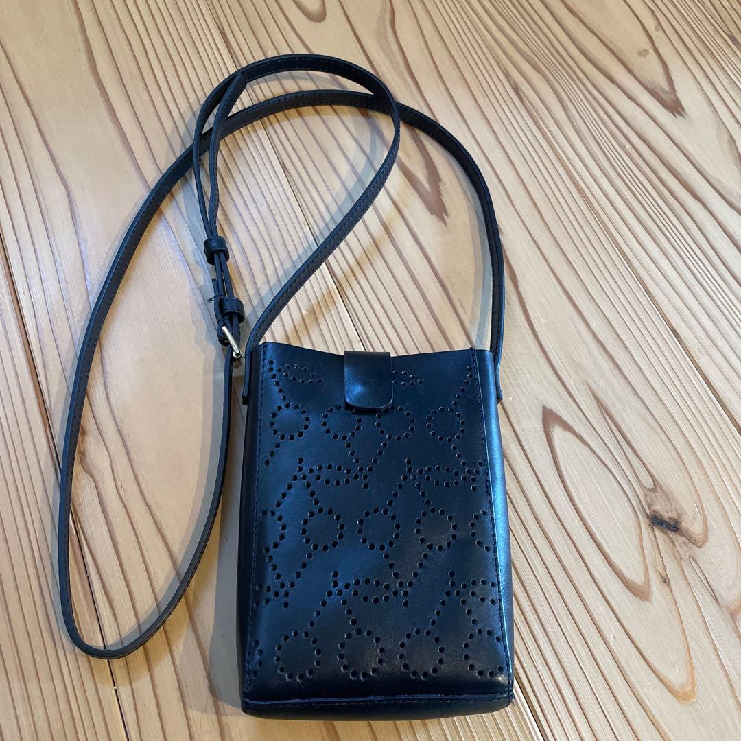 【美品】ボンポワン 黒 穴あきデザインポシェット