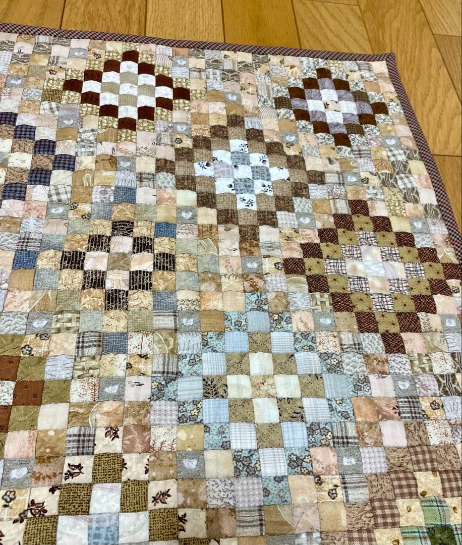 パッチワークキルト　タペストリー　アラウンド・ザ・ワールド