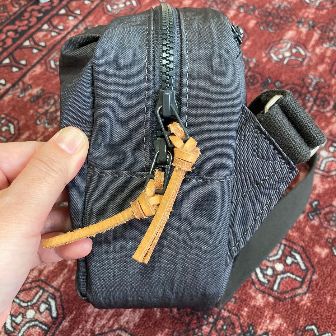 NIZYU KANO ナイロンボディバッグ　ダークグレー　Mサイズ