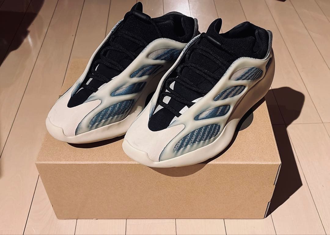 adidas Yeezy 700 ホワイト/ブルー スニーカー