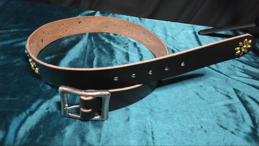 りくぼ－昭南ベンズレザーツタ＆フラワースタッズベルトブラス　オールニッケル