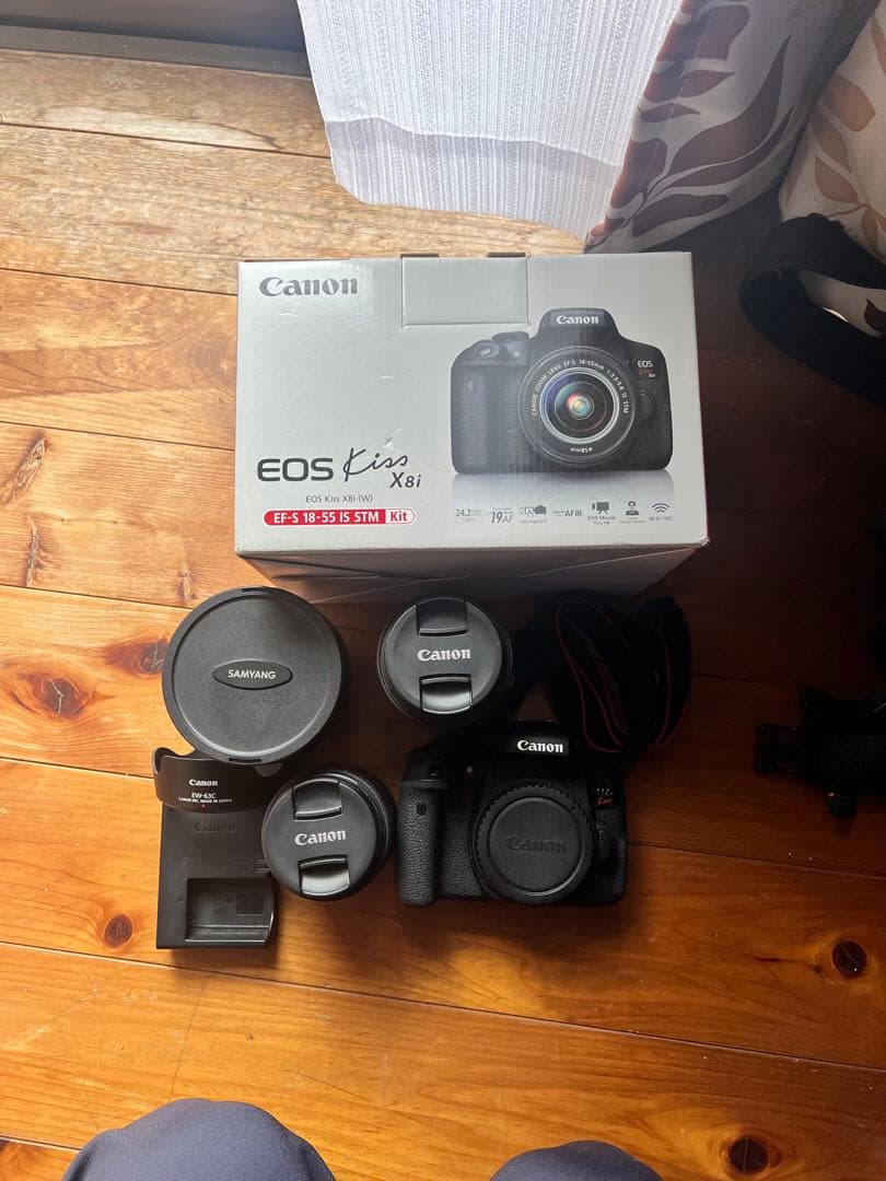 Canon EOS Kiss X8i 本体 + レンズ2本＋広角レンズ1本