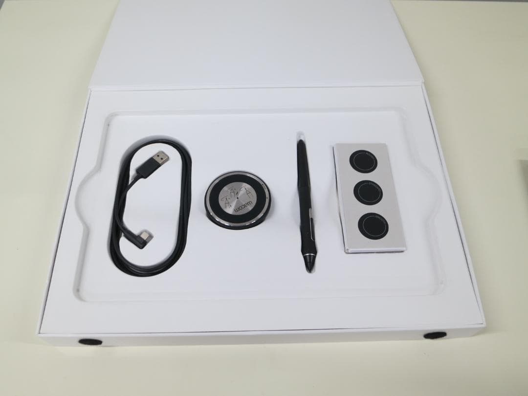 美品 Wacom Intuos Pro PTH-660 ペンタブレット