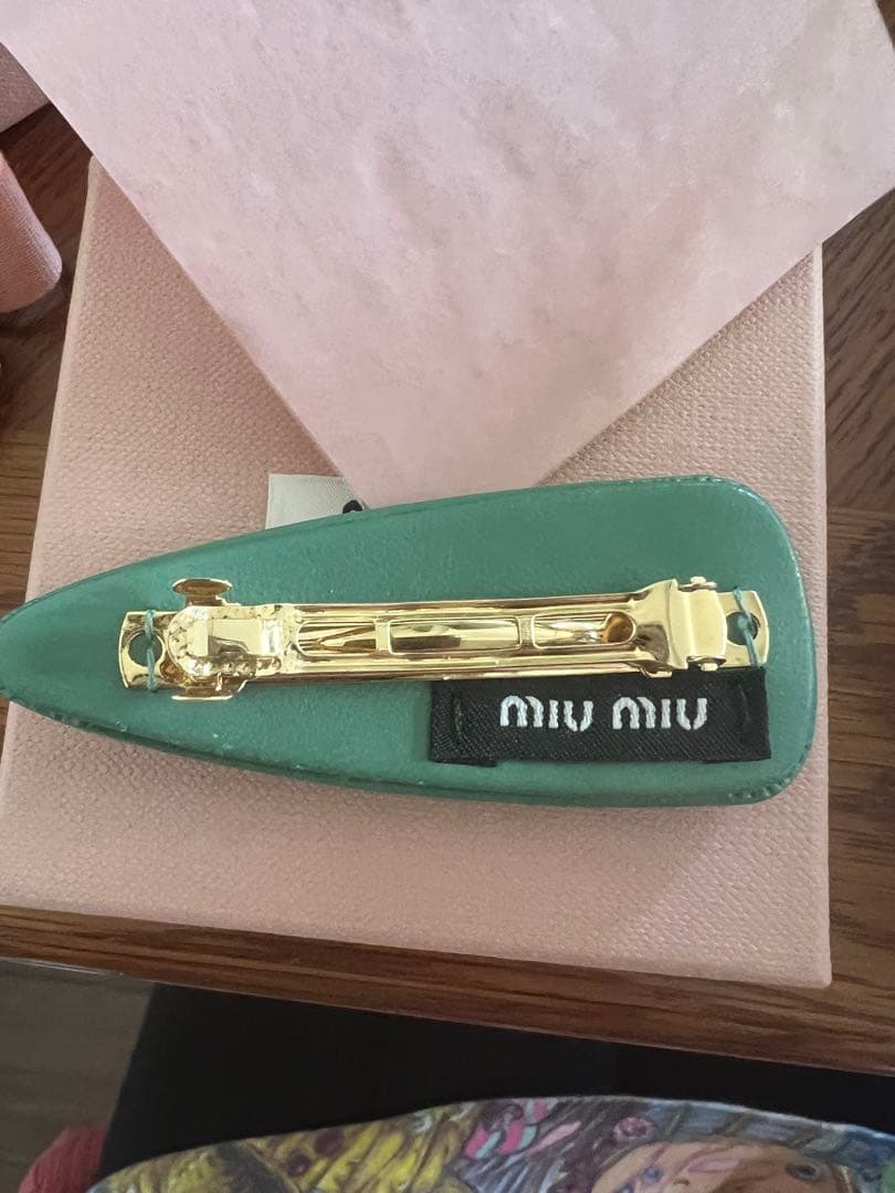 miu miu グリーン ヘアピン　ヘアクリップ　緑　エナメル
