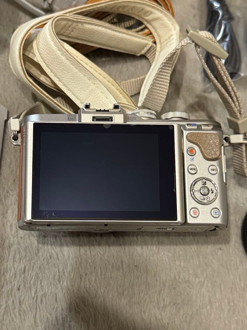 OLYMPUS PEN E-PL8 シルバー/ブラウン 本体