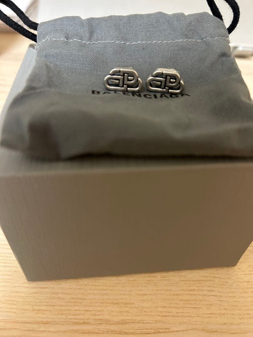BALENCIAGA BB シルバートーン メタルスタッドピアス