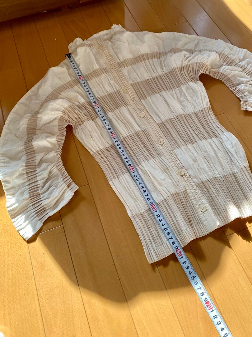 ISSEY MIYAKE バルーンスリーブ　プリーツ加工の長袖シャツ