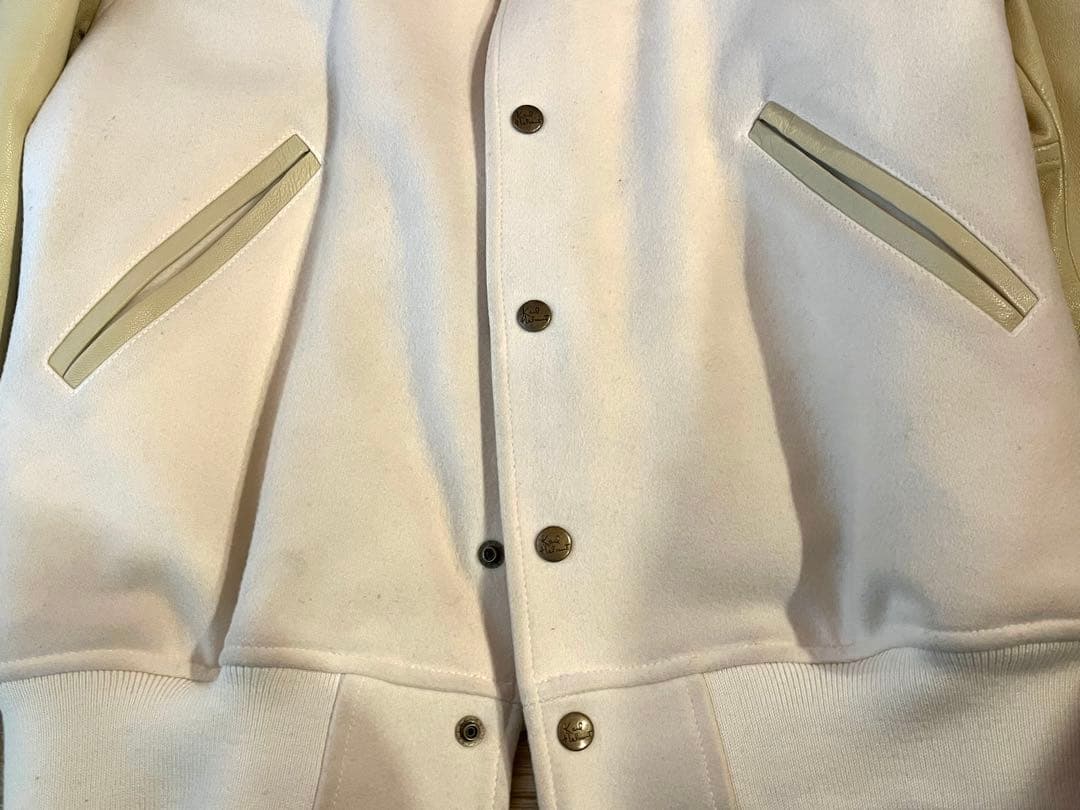 ま*ん様 KARL HELMUT ロゴアップリケ使いレザージャケット ホワイト・