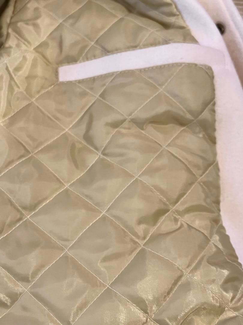 ま*ん様 KARL HELMUT ロゴアップリケ使いレザージャケット ホワイト・