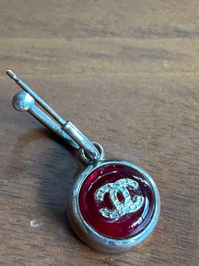 CHANEL シャネル赤と金属のラウンド型ピアス片耳