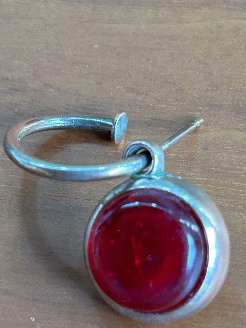 CHANEL シャネル赤と金属のラウンド型ピアス片耳