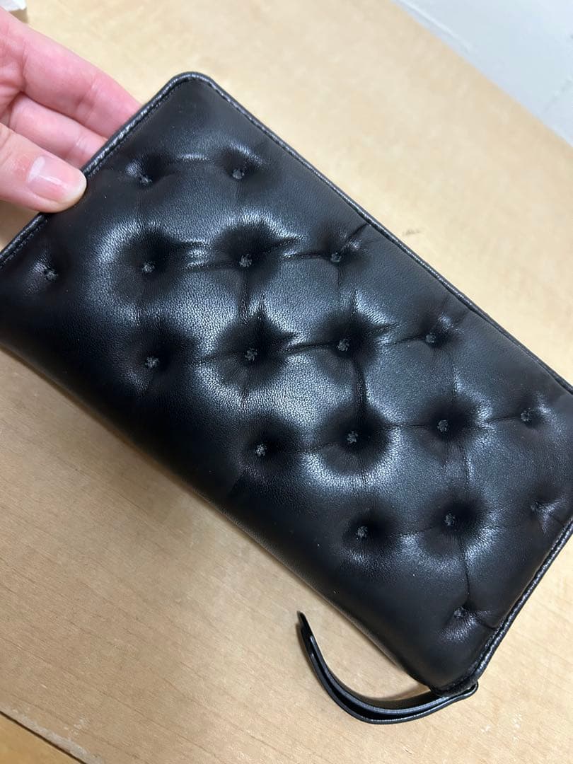 ボタン付きブラック長財布