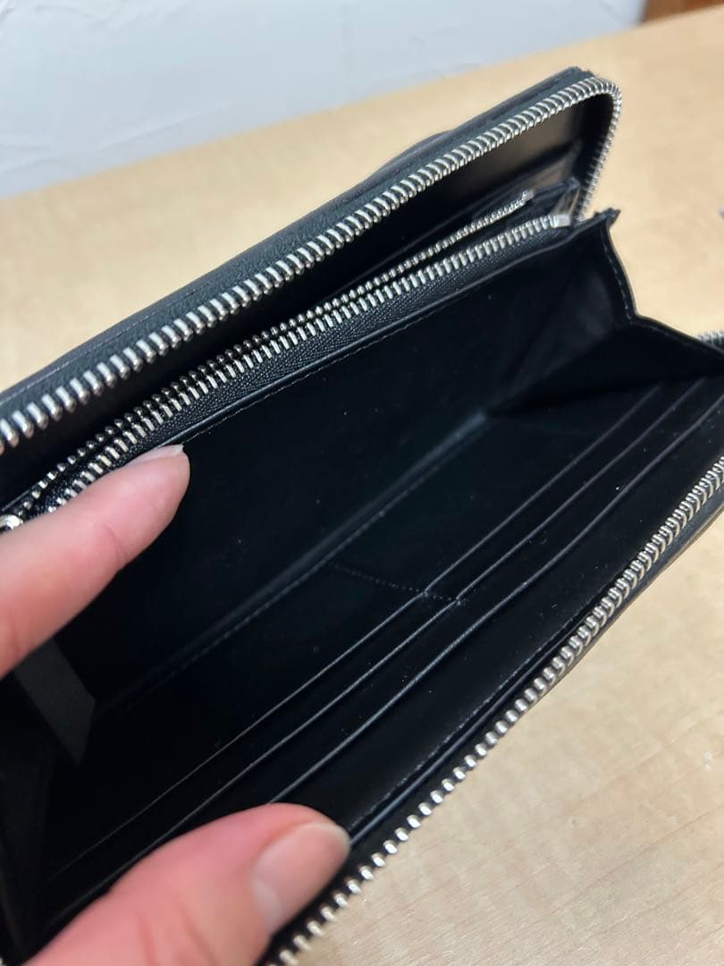 ボタン付きブラック長財布