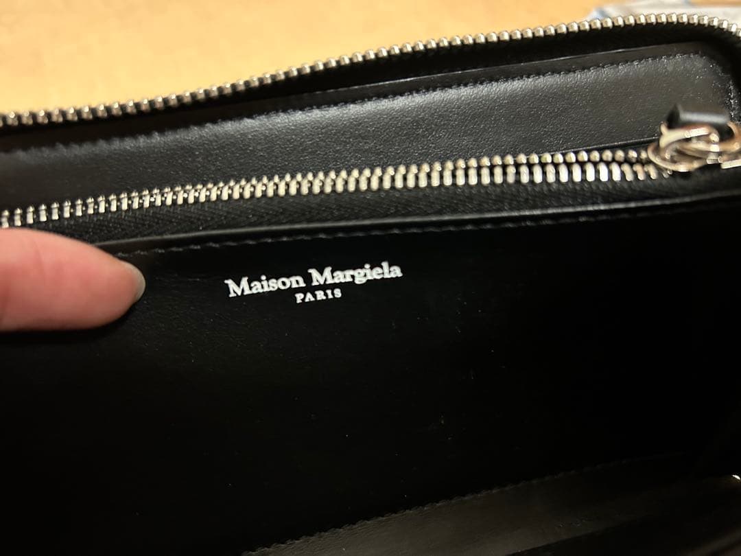 ボタン付きブラック長財布