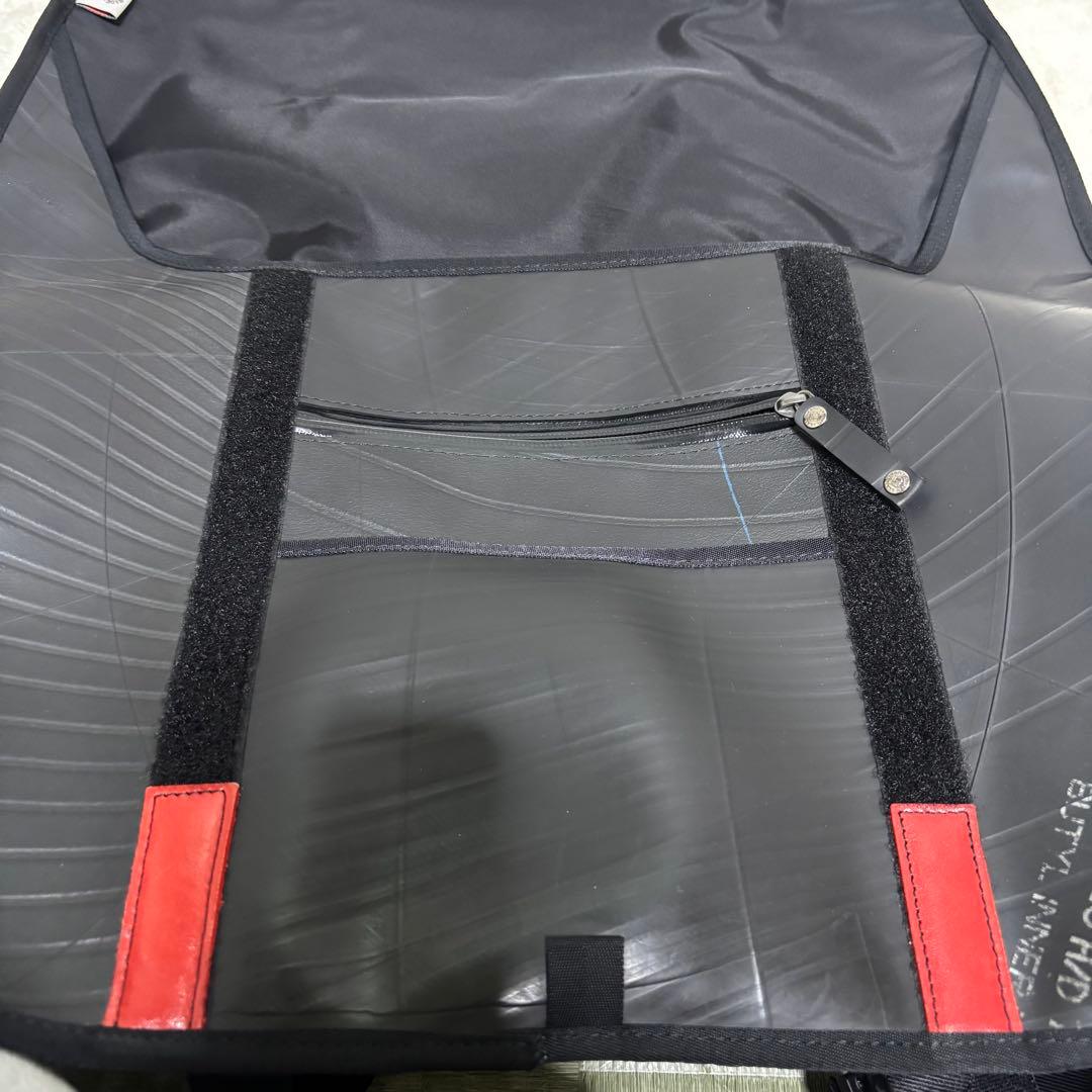 【希少】シール　メッセンジャーバッグ　タイヤチューブ　ショルダーバッグ　レッド