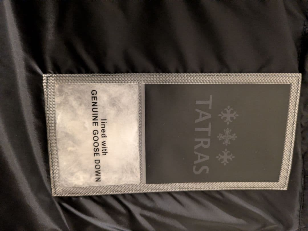 TATRAS ブラックダウンジャケット フード付き