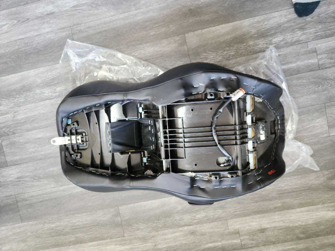 i*m様 ハーレー純正 電熱シート ヒーテッドシート