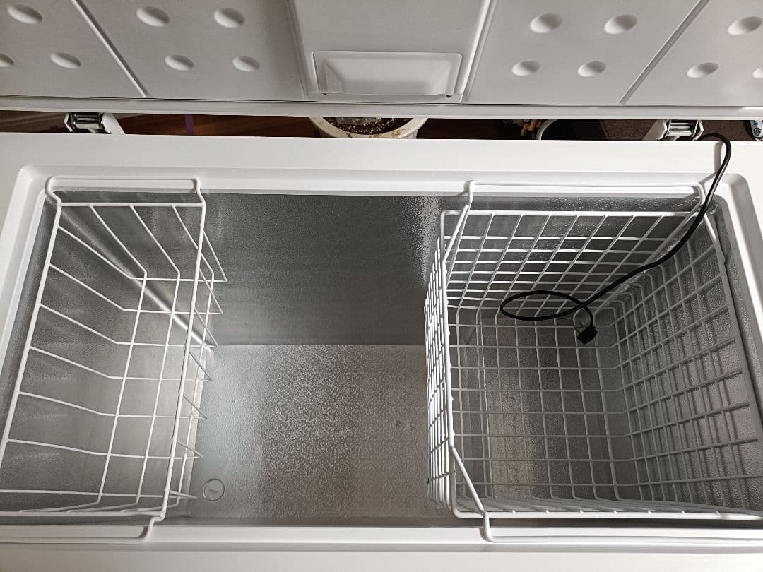 ホワイト横型冷凍庫 2バスケット付き