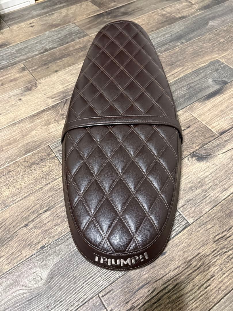 TRIUMPH　純正キルト・ベンチシート　ブラウン