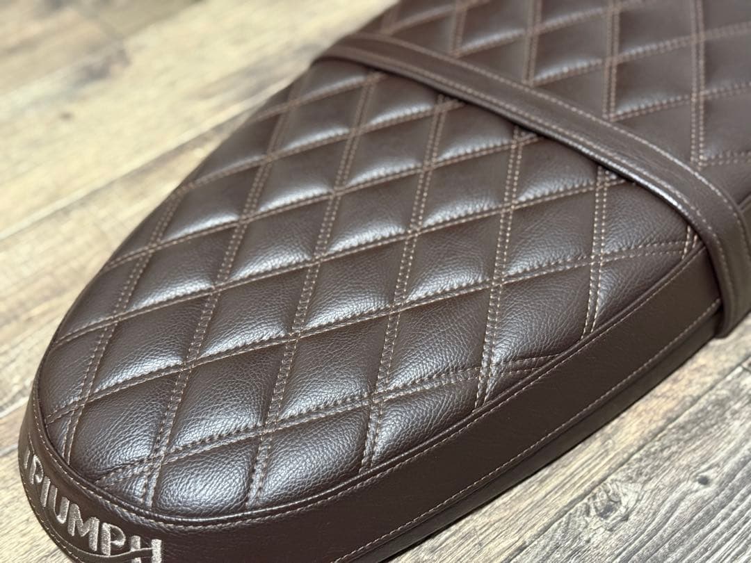 TRIUMPH　純正キルト・ベンチシート　ブラウン