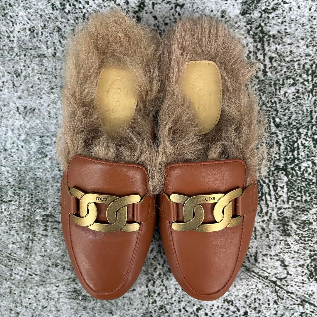 新品同様 トッズ サンダル ゴールド金具 毛皮