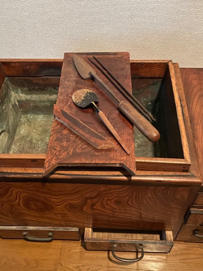 値下げしました。古風な火鉢台　引き出し付き