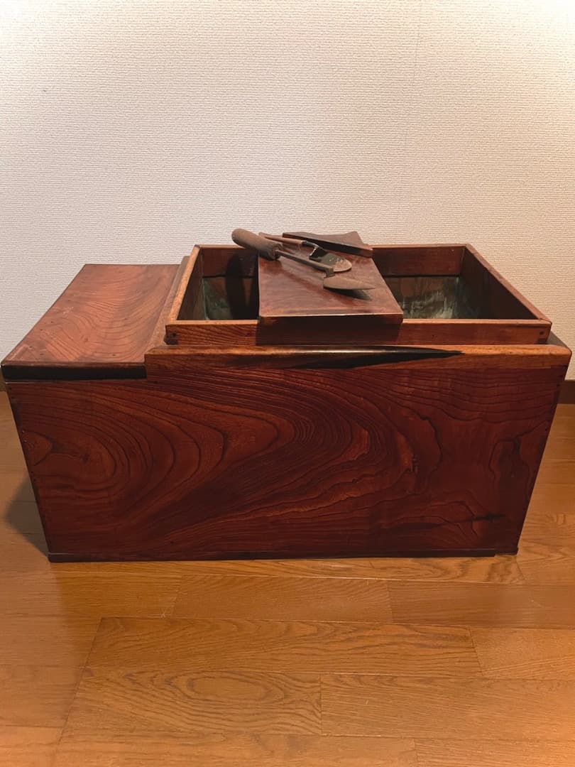 値下げしました。古風な火鉢台　引き出し付き