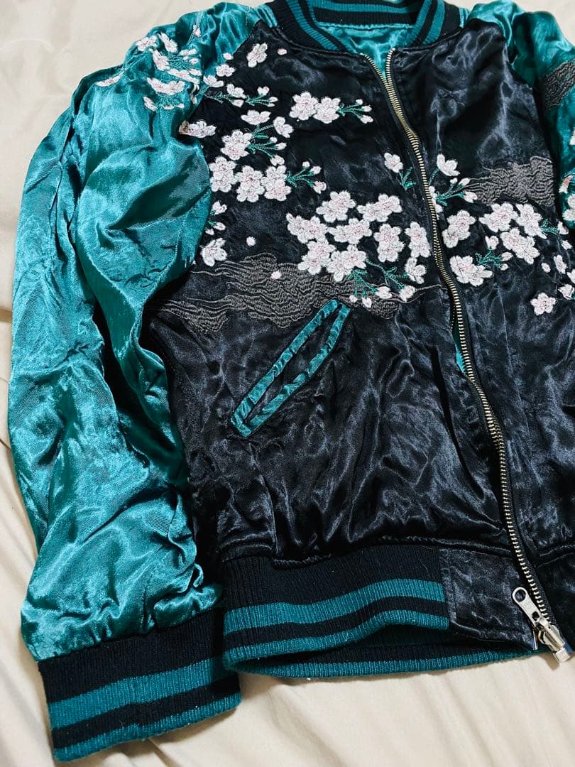 絡繰魂 スカジャン 日本限定 骸骨と桜刺繍 ２面用　レーヨン　　unisex