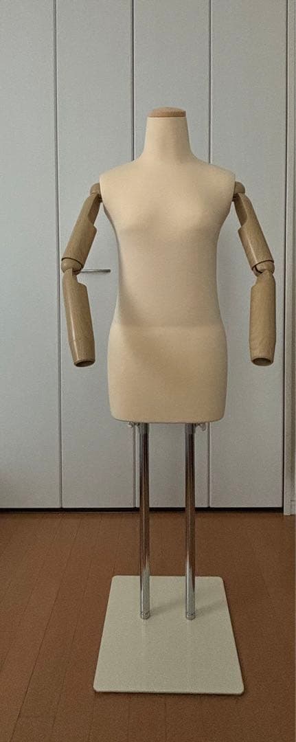 ベージュの可動式トルソー　和装　着付け練習