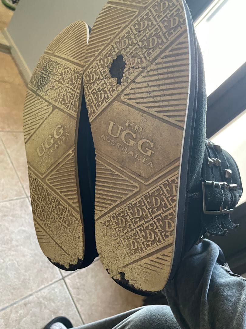 UGG スタッズ付き ブラックムートンブーツ