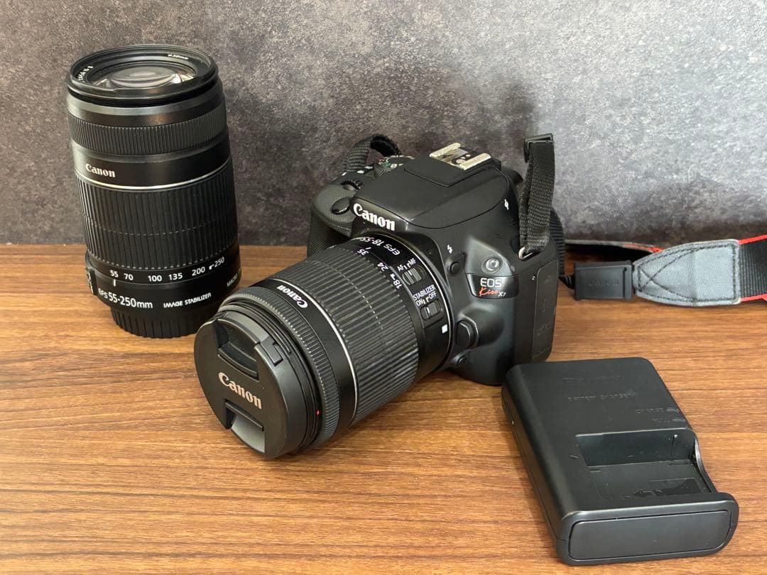 Canon EOS Kiss X7 デジタル一眼レフカメラ　ダブルズームキット