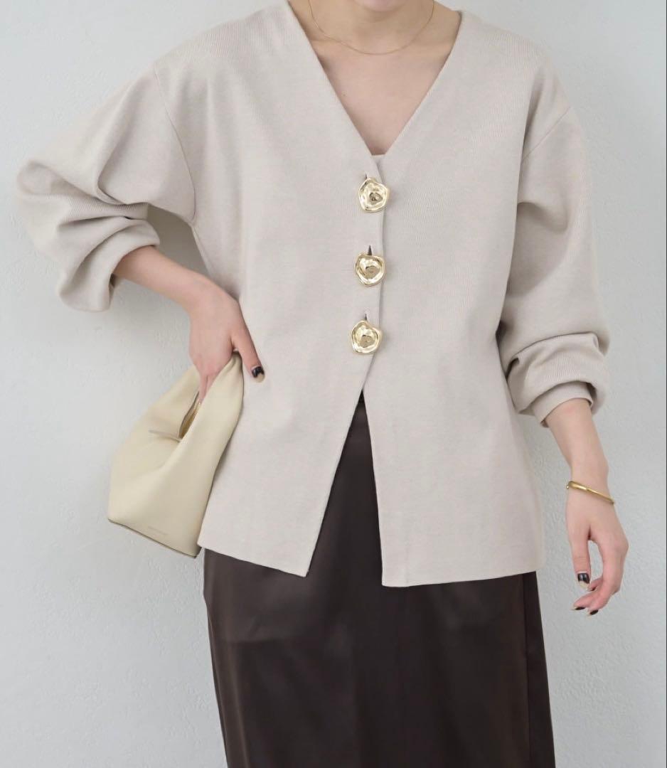 新品【ガリャルダガランテ】ビジューVネックカーディガン　グレージュ