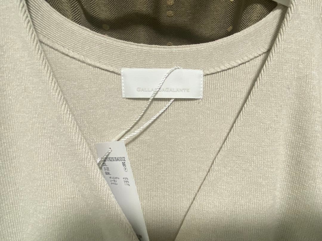 新品【ガリャルダガランテ】ビジューVネックカーディガン　グレージュ