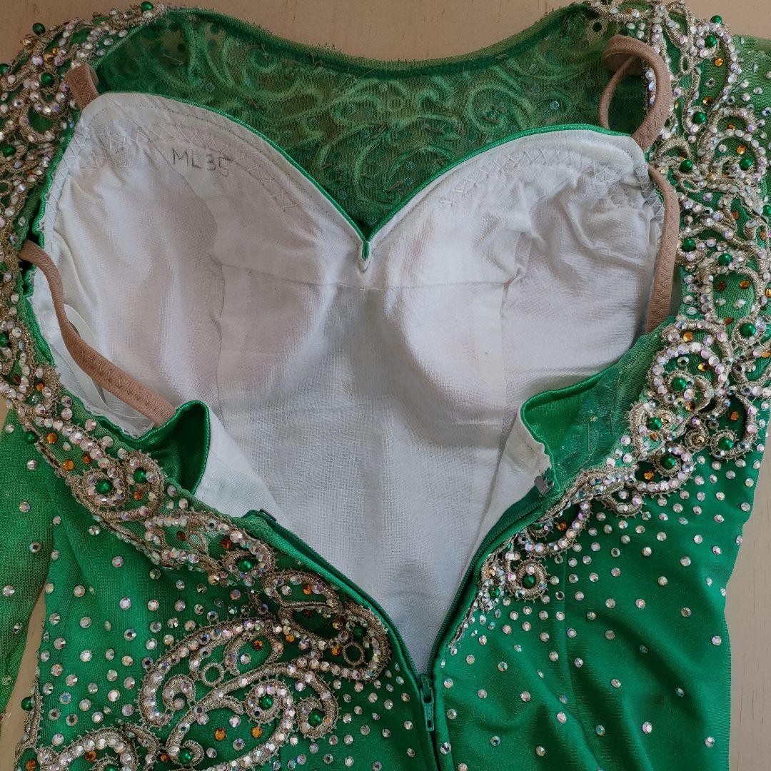 社交ダンス　とてもゴージャスで素敵な緑色のドレス