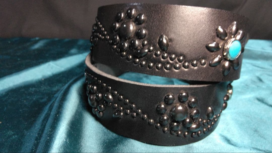 栃木レザー　ツタ＆フラワースタッズベルト　ブラスブラック　穴あけ加工済み即納可能