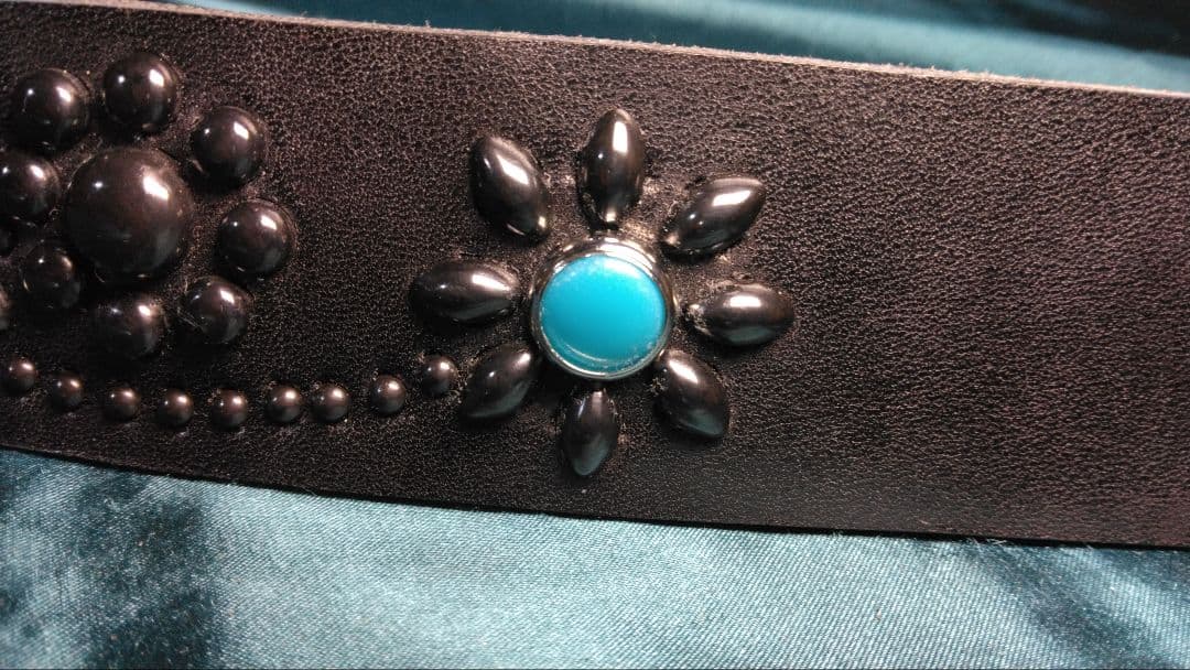 栃木レザー　ツタ＆フラワースタッズベルト　ブラスブラック　穴あけ加工済み即納可能