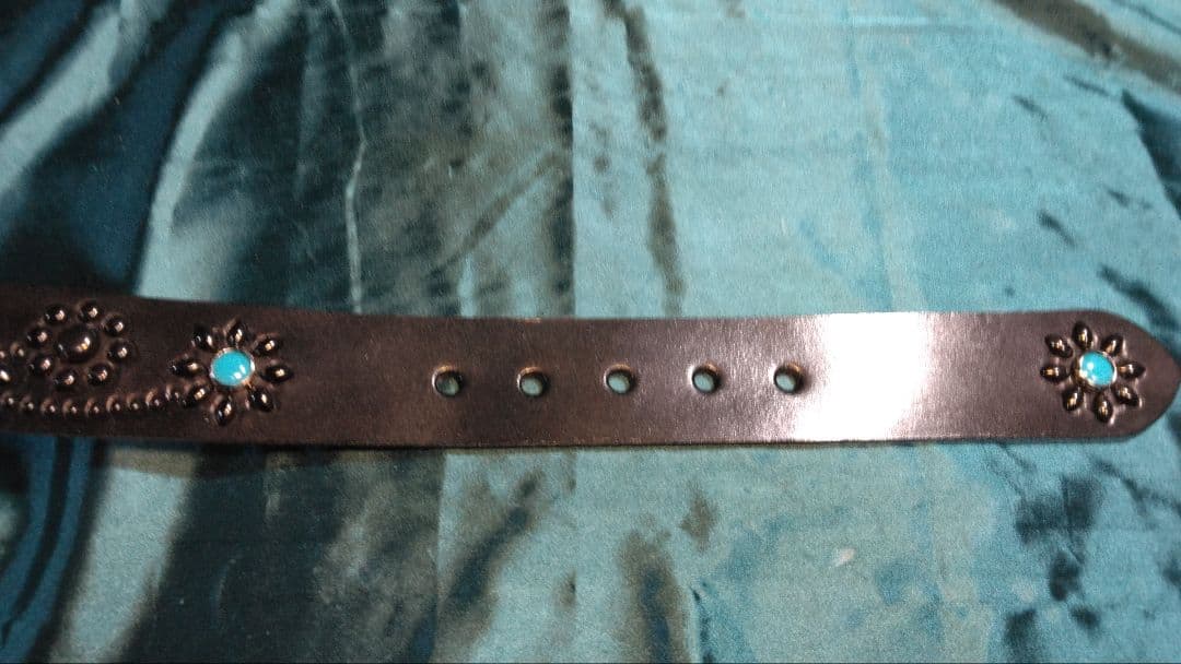 栃木レザー　ツタ＆フラワースタッズベルト　ブラスブラック　穴あけ加工済み即納可能