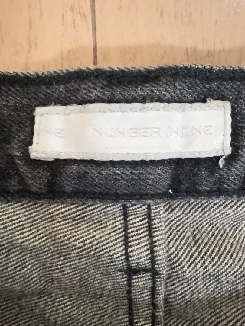 ナンバーナインのグランジデニム、ブラック