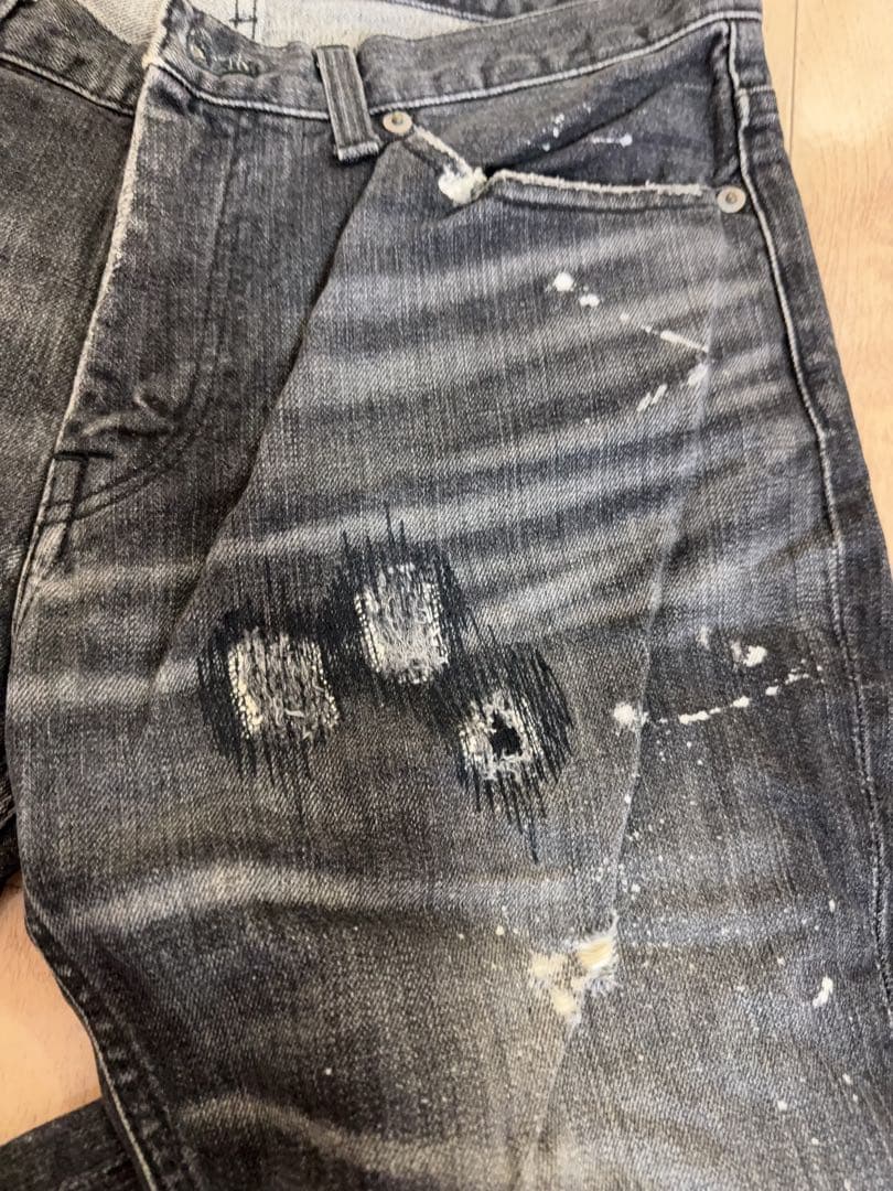 ナンバーナインのグランジデニム、ブラック