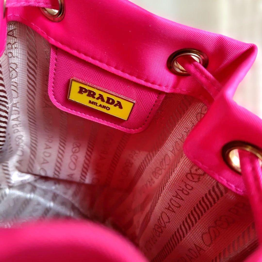 プラダ　PRADA　巾着ポーチ　ナイロンポーチ　ピンク