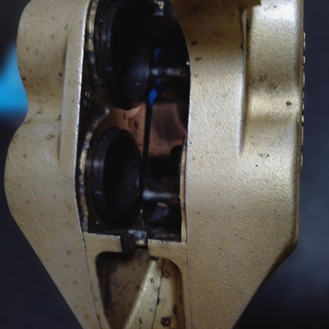 xjr1300 1998年 RP01 純正ブレンボキャリパー パット付