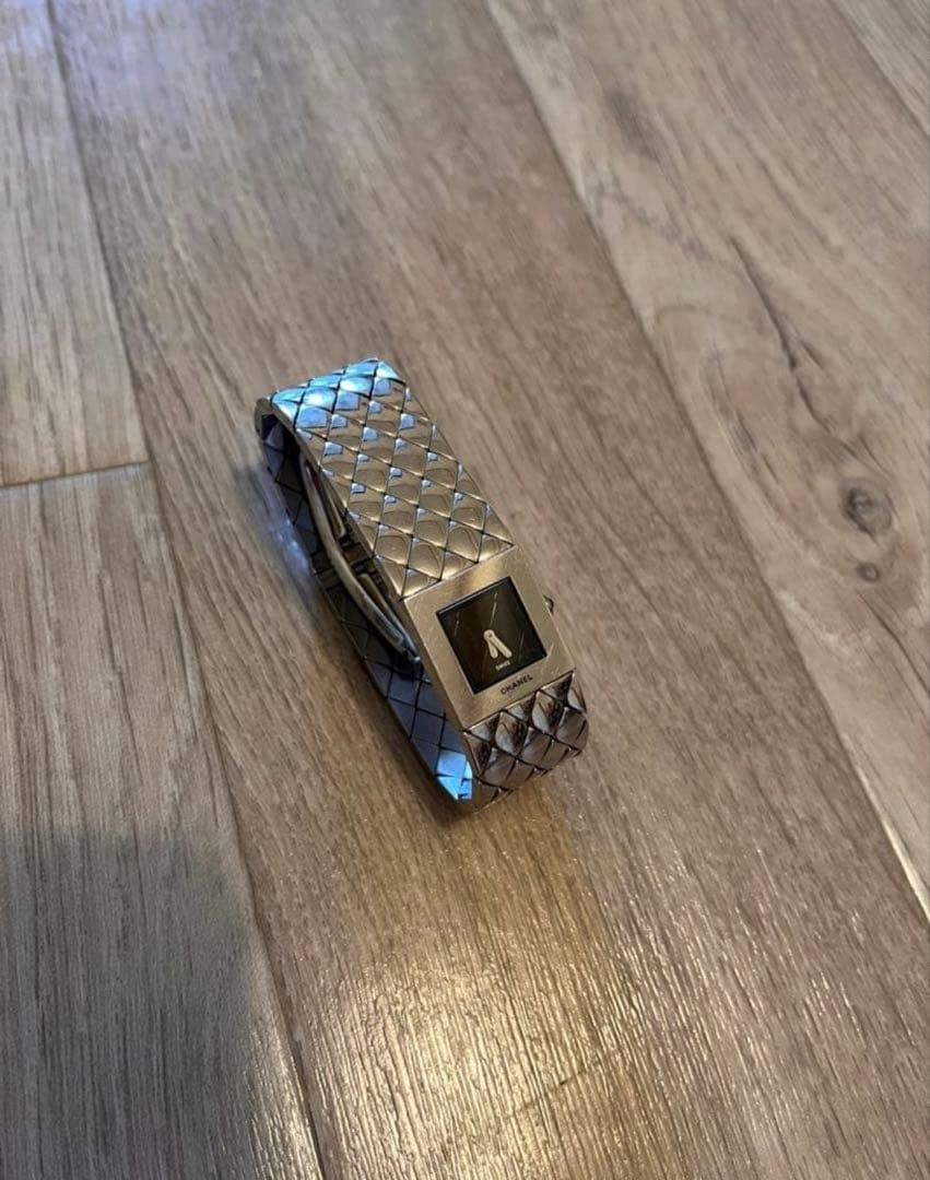 【外箱、説明書付き】シャネル　CHANEL　シルバー　クォーツ時計　マトラッセ