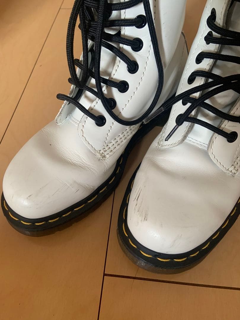 今月削除します‼️レア！廃盤モデル Dr.Martens 白ブーツ