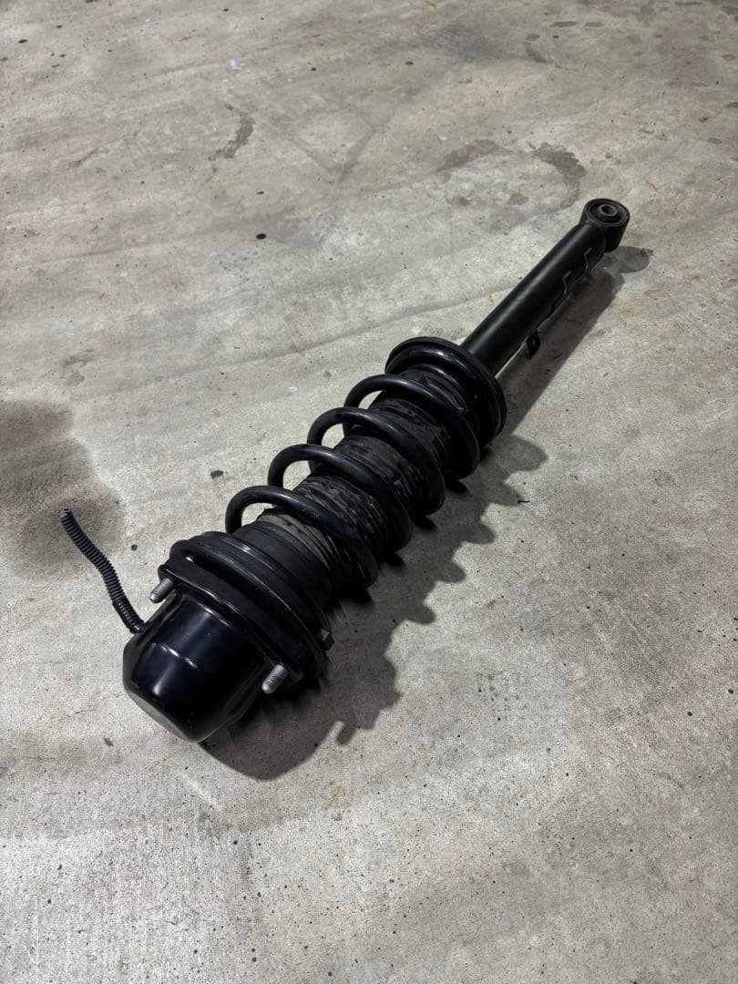 右前ショックアブソーバー AWS210クラウンアスリートハイブリッド