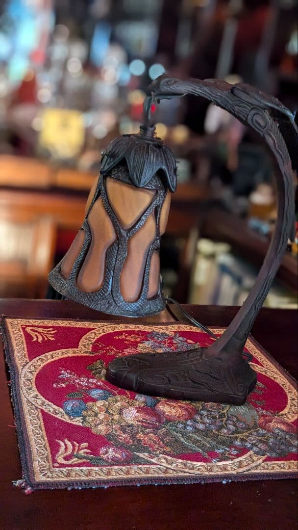 アンティーク 鳥がくわえる卓上ライト メタル製スタンド オレンジカラー