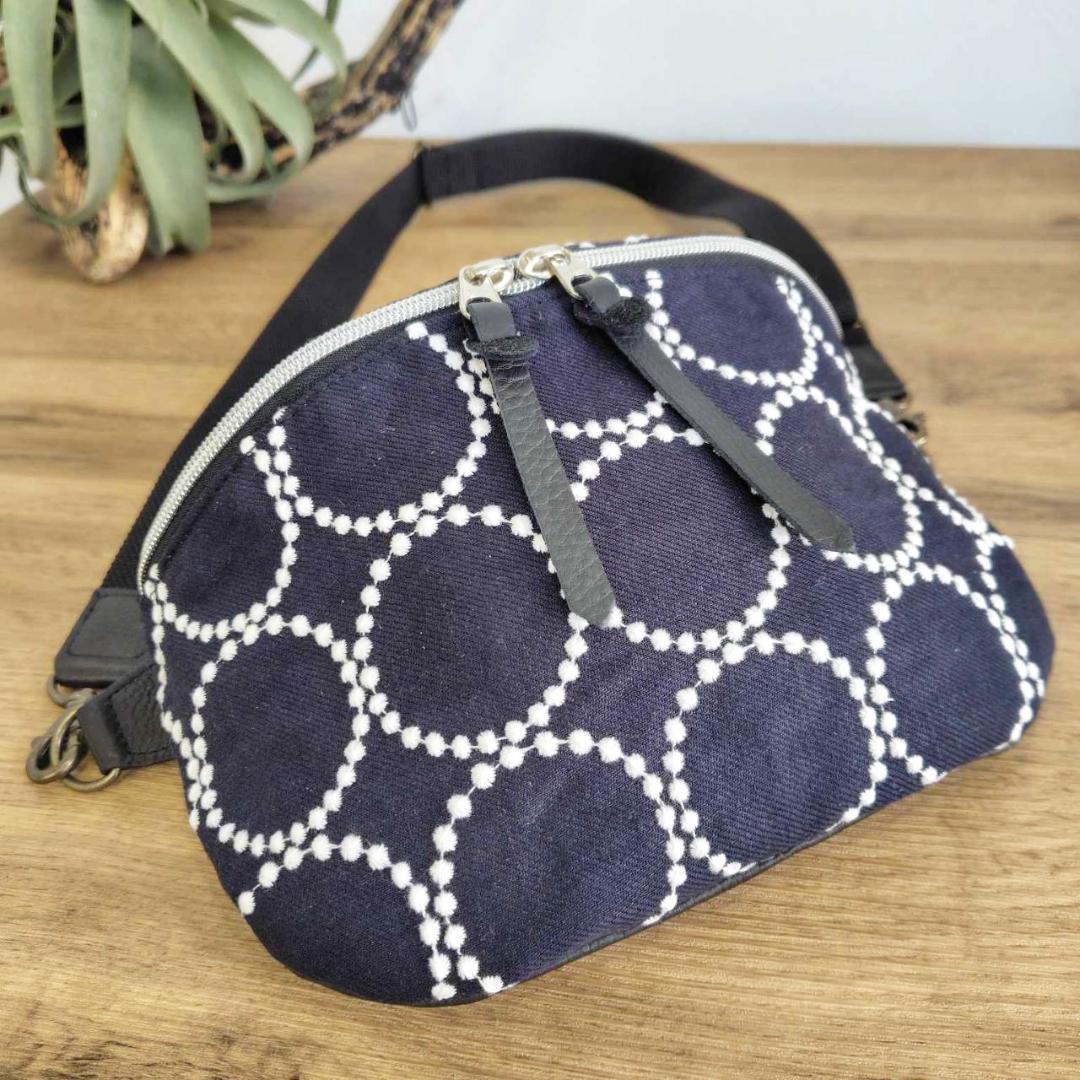 ミナペルホネン/tambourine タンバリンネイビー×白/ボディーバッグ本革