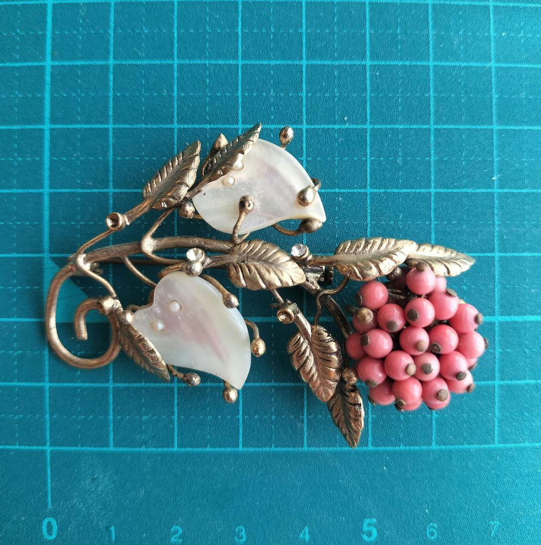 コーラルカボションの花 シェル 貝細工 ブローチ ヴィンテージと他2点