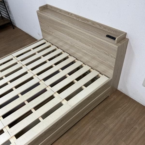 【新品】宮付き　引き出しのある木製セミダブルベッドOK　コンセント付き